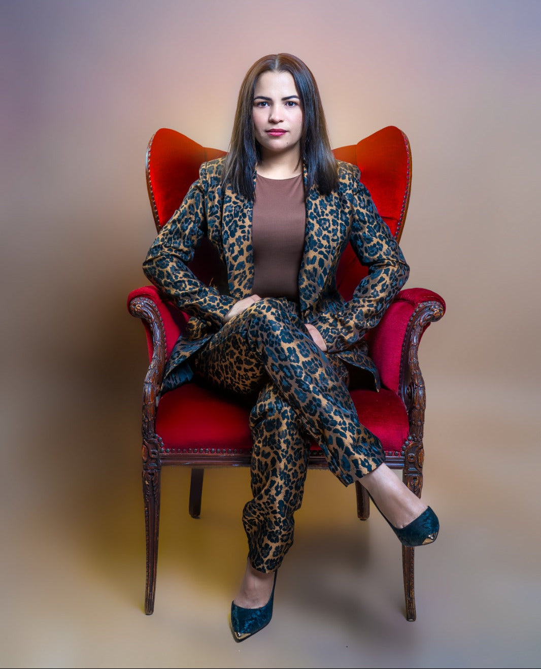 Profesional de belleza trabajando con un cliente